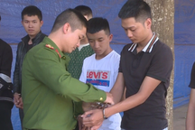 Bị xe máy vượt mặt, 6 thanh niên đánh gục người đi đường