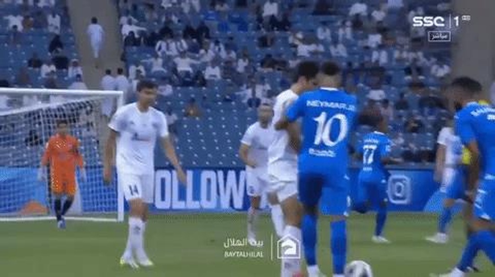 Neymar có hành động xấu xí, hứng chịu cơn mưa gạch đá - 1