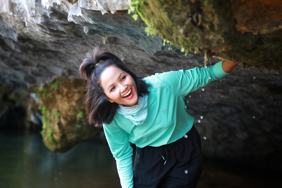 Hoa hậu H’hen Niê “hú hồn” vì bị trượt té khi thám hiểm hang Sơn Đoòng - 4