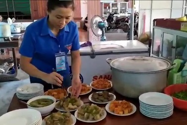 Thanh niên tình nguyện nấu ăn cho các sĩ tử mùa thi