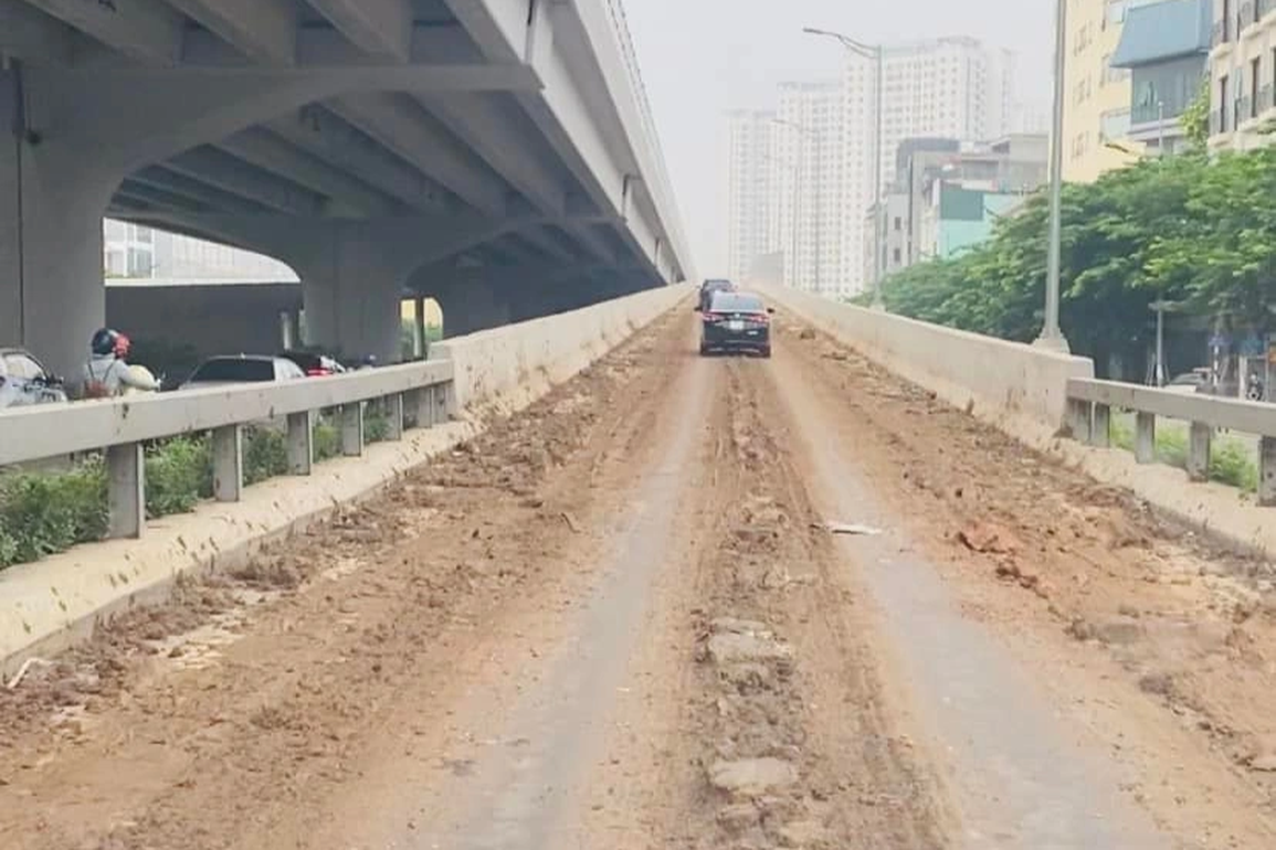Trích xuất camera truy tìm lái xe vãi đất trên đường vành đai 3 - 1 Trích xuất camera truy tìm lái xe vãi đất trên đường vành đai 3 - 1