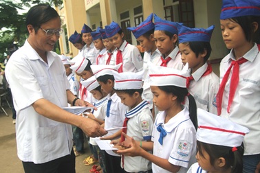 Nghệ An: Học bổng “Nâng bước ước mơ” đến với học sinh nghèo