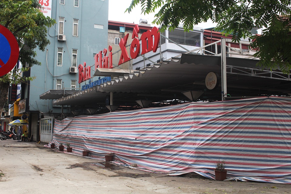 Nấm mốc, rêu phong bao phủ kín quán hàng sau chuỗi ngày dài đóng cửa - 1