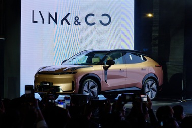 Lynk & Co 08 chốt giá từ 1,3 tỷ đồng, “đấu” Santa Fe bằng động cơ xăng-điện