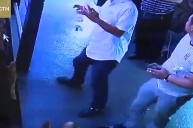 Phá hỏng thạch nhũ nghìn năm tuổi