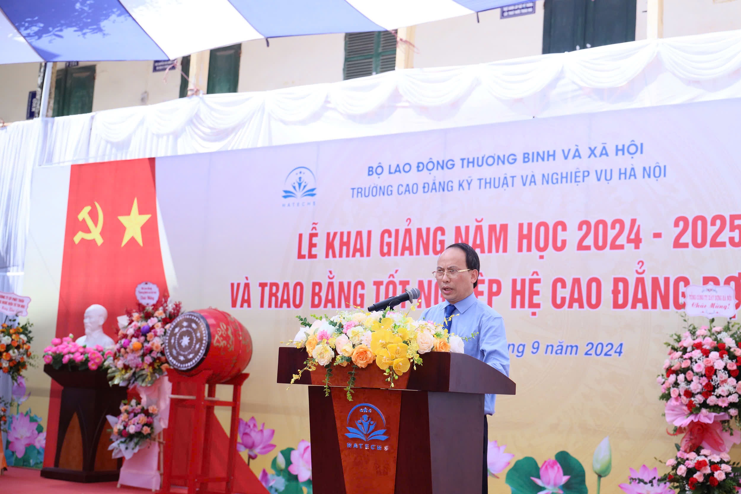 Varje lärare borde tända intelligensens eld hos eleverna - 3 Mỗi thầy cô hãy thắp sáng ngọn lửa trí tuệ trong học sinh, sinh viên - 3