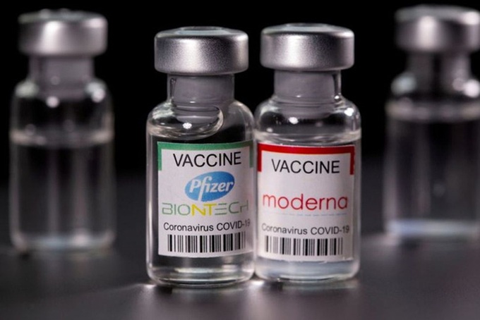 EMA đã phê duyệt vaccine Pfizer làm mũi tăng cường cho người trên 12 tuổi và vaccine Moderna cho trẻ từ 6 - 11 tuổi. (Ảnh: Reuters)