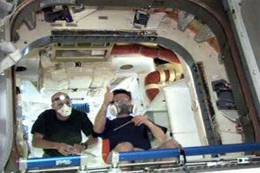 Du hành gia trên trạm vũ trụ trôi nổi trong tàu vũ trụ tư nhân