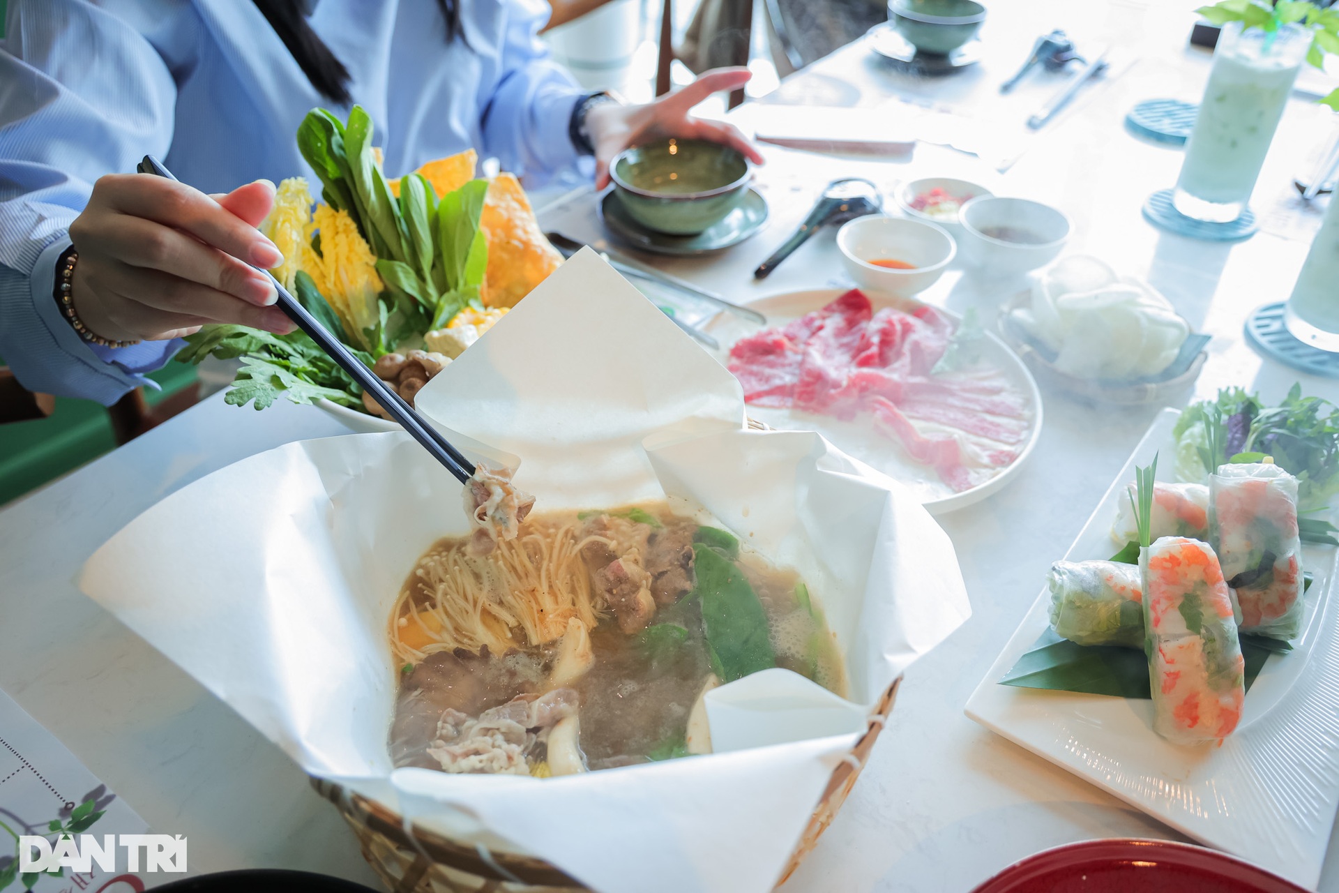 Hà Nội: Khách bất ngờ khi thử nấu lẩu trong chiếc nồi bằng… giấy - 1 Hà Nội: Khách bất ngờ khi thử nấu lẩu trong chiếc nồi bằng… giấy - 1