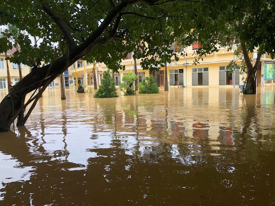 Lũ rút, các bệnh viện ngập sâu tại Quảng Bình đón bệnh nhân trở lại - 3 Lũ rút, các bệnh viện ngập sâu tại Quảng Bình đón bệnh nhân trở lại - 3
