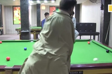 Kỹ năng chơi bi-a bằng đầu của Muhammad Ikram