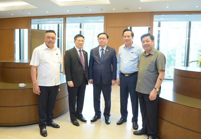 Chủ tịch Quốc hội Vương Đình Huệ chụp ảnh lưu niệm cùng Bộ trưởng Đào Ngọc Dung, Bộ trưởng Hồ Đức Phớc và các đại biểu Quốc hội trong những phút giải lao bên hành lang nghị trường