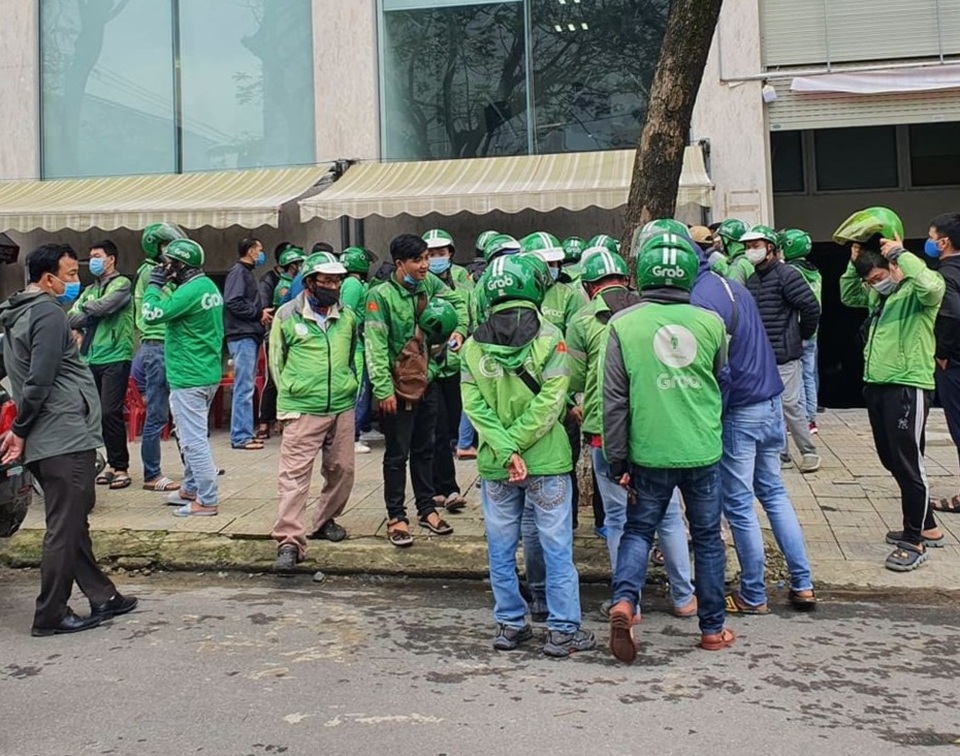 Đà Nẵng: Hàng trăm tài xế Grab vây trụ sở phản đối tăng chiết khấu - 3 Đà Nẵng: Hàng trăm tài xế Grab vây trụ sở phản đối tăng chiết khấu - 3
