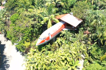 Tỷ phú chi nghìn đô, xếp hàng để ngủ đêm trong máy bay giữa rừng nhiệt đới