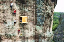 Cửa hàng lơ lửng trên vách đá 120m, khách tự trả tiền vì không có người bán