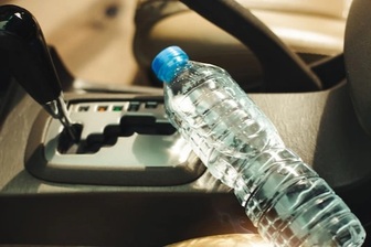 Chai nước suối khiến chủ chiếc Hyundai phải trả gần 12.000 USD tiền sửa xe