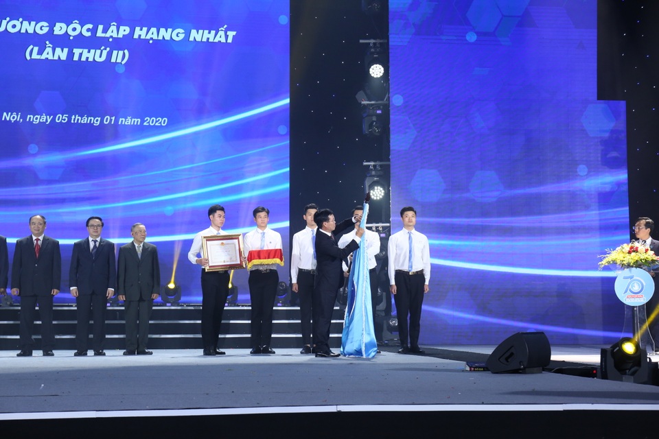 Hội Sinh viên Việt Nam nhận Huân chương Độc lập hạng Nhất lần thứ 2 - 1 Hội Sinh viên Việt Nam nhận Huân chương Độc lập hạng Nhất lần thứ 2 - 1