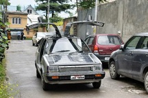 Thầy giáo dạy toán mất 11 năm để tự chế ô tô chạy bằng năng lượng mặt trời