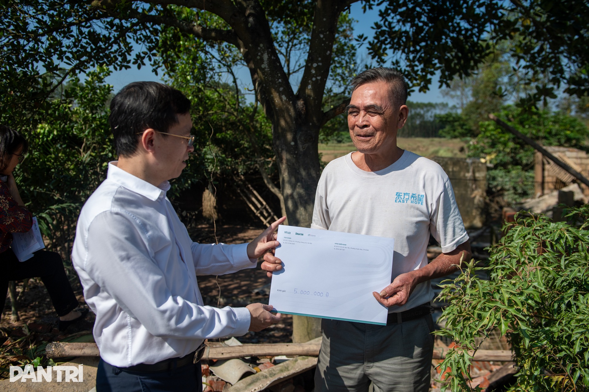 Báo Dân trí trao 200 triệu đồng hỗ trợ người dân vùng lũ tỉnh Bắc Ninh - 8