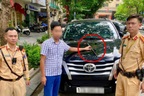 Kiểm tra ô tô đỗ sai quy định, CSGT phát hiện gậy ba khúc, bình xịt hơi cay