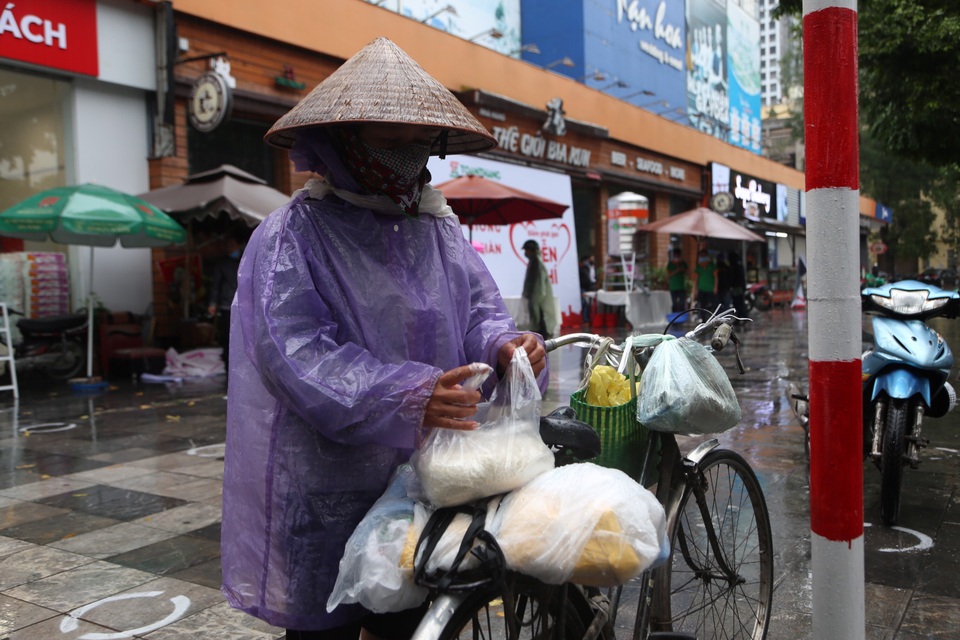 Thêm một “cây ATM” gạo, người nghèo Hà Nội đội mưa đi nhận miễn phí - 8 Thêm một “cây ATM” gạo, người nghèo Hà Nội đội mưa đi nhận miễn phí - 8