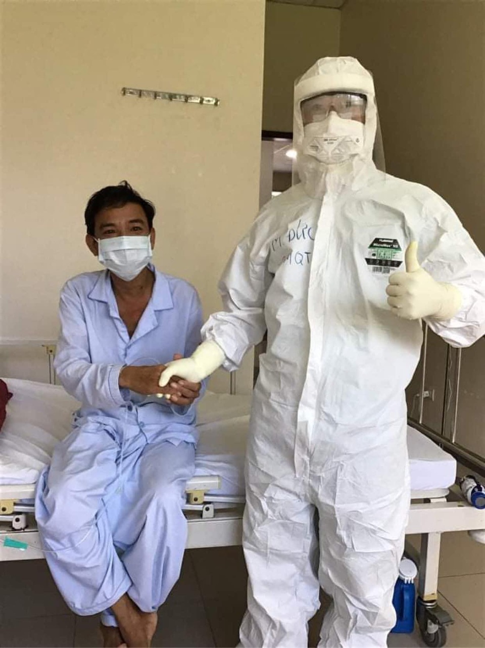 Bệnh viện Trung ương Huế chữa khỏi 3 ca Covid-19 có bệnh nền nặng - 2 Bệnh viện Trung ương Huế chữa khỏi 3 ca Covid-19 có bệnh nền nặng - 2