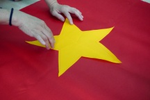 Gia đình 3 thế hệ gần 40 năm may cờ Tổ quốc