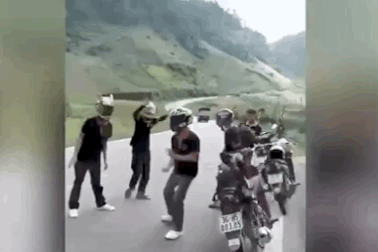 Kì lạ "phượt thủ" đứng giữa đường nhảy múa