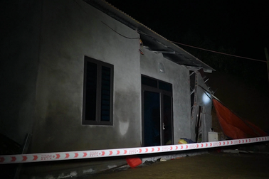 Mưa lũ ở Yên Bái gây sạt lở đất, đè bé gái 12 tuổi tử vong