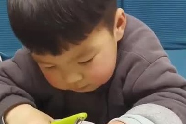 "Phát sốt" với bé 4 tuổi thiếu ngón tay nhưng vẫn làm bánh thoăn thoắt