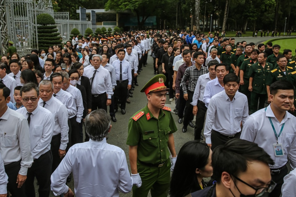 TPHCM kéo dài thời gian viếng Tổng Bí thư Nguyễn Phú Trọng đến 23h - 1 TPHCM kéo dài thời gian viếng Tổng Bí thư Nguyễn Phú Trọng đến 23h - 1