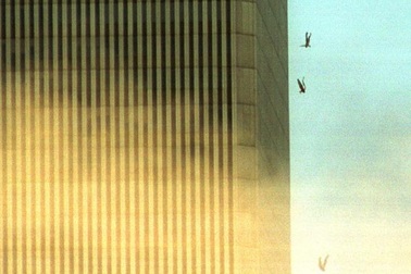 Vụ khủng bố 11/9: Những bức ảnh vẫn khiến người xem rùng mình sau 16 năm