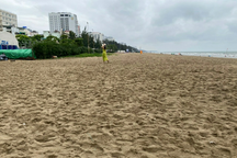 Không còn cảnh chen chúc, bãi biển Sầm Sơn vắng vẻ lạ thường ngày lễ 1/5