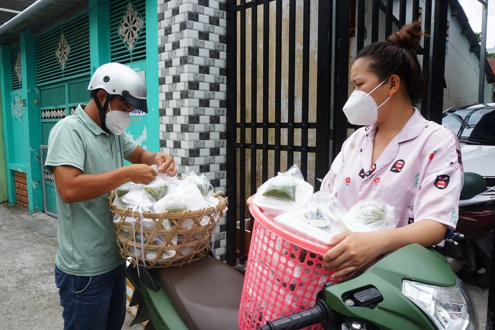 Vợ chồng 9X mỗi ngày nấu hơn trăm suất cơm miễn phí cho người vô gia cư - 4 Vợ chồng 9X mỗi ngày nấu hơn trăm suất cơm miễn phí cho người vô gia cư - 4