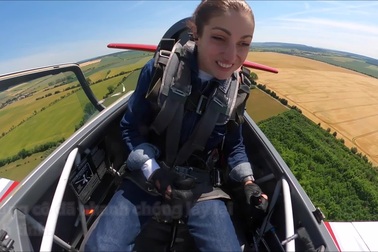 Khoảnh khắc kinh hoàng khi khoang lái máy bay mở toang trên không