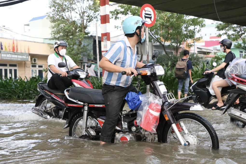 Triều cường ở TPHCM vượt báo động 3, nguy cơ ngập nặng nhiều nơi - 2 Triều cường ở TPHCM vượt báo động 3, nguy cơ ngập nặng nhiều nơi - 2