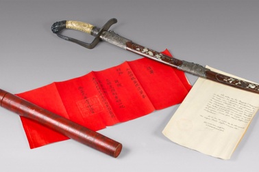 Kiếm báu của vua Hàm Nghi, kim bài của vua Khải Định sắp đấu giá tại Pháp