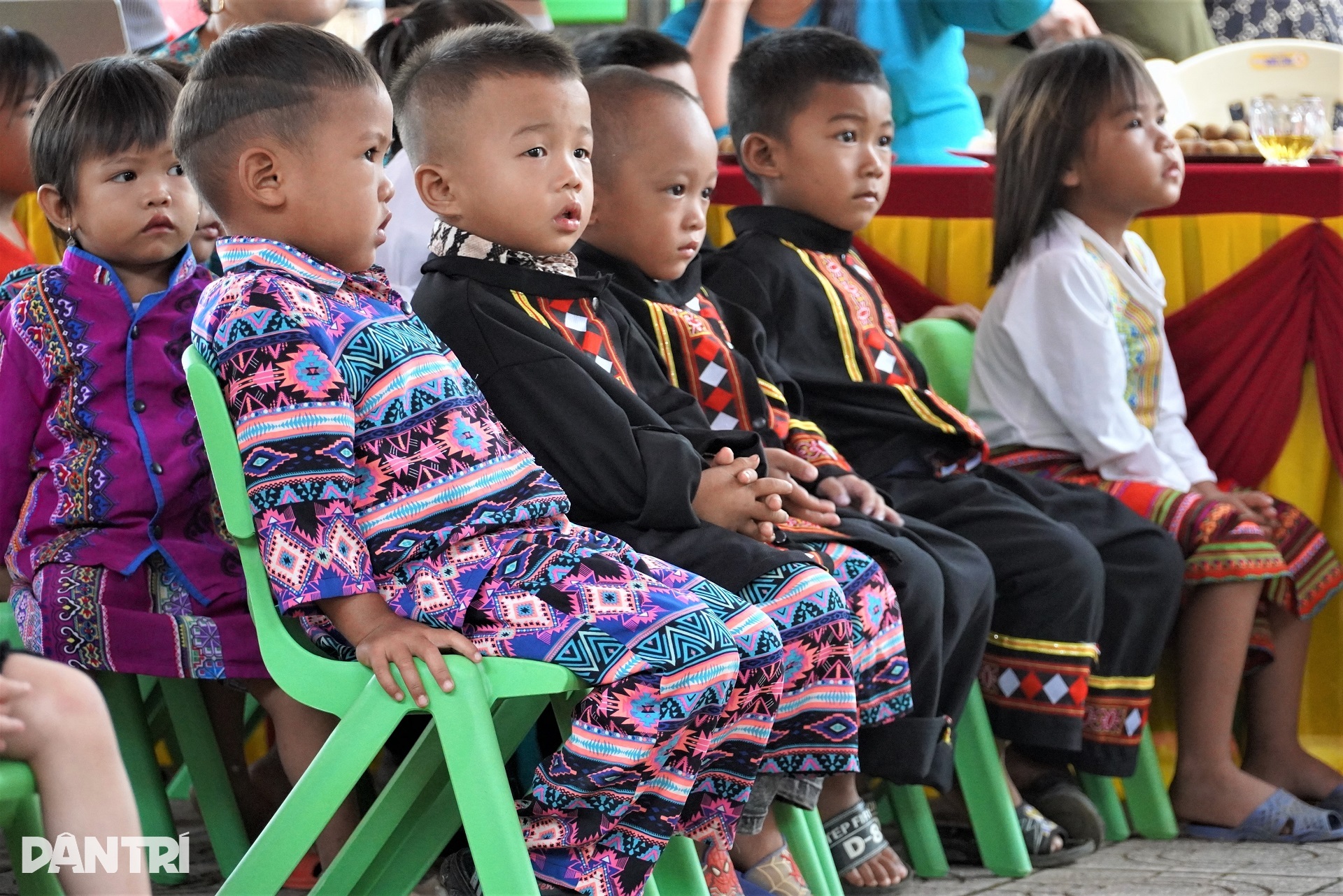 Nguyên ơi, Ly ơi, dậy đi khai giảng nào các con! - 12 Nguyên ơi, Ly ơi, dậy đi khai giảng nào các con! - 12
