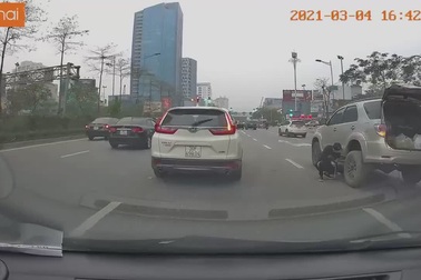 Tài xế dừng xe giữa đường để thay lốp hết sức nguy hiểm