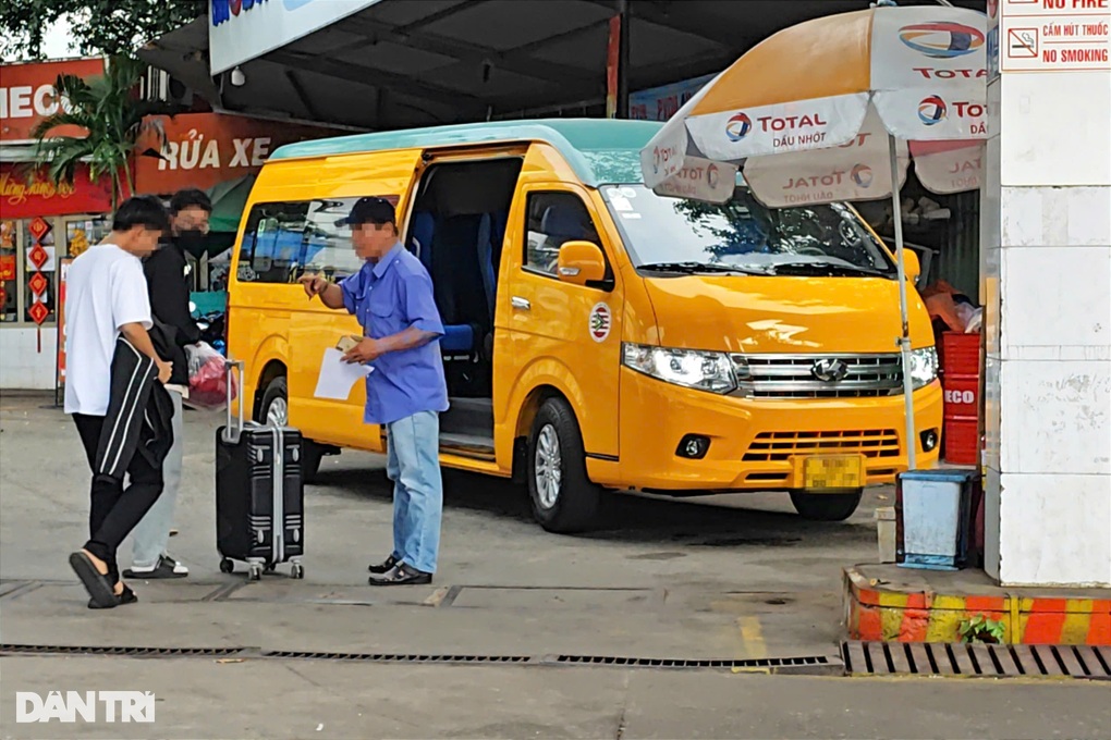 Xe dù, bến cóc hoạt động rầm rộ cận Tết Ất Tỵ ở TPHCM - 1 Xe dù, bến cóc hoạt động rầm rộ cận Tết Ất Tỵ ở TPHCM - 1