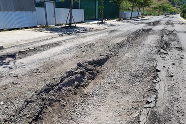 Sửa chữa con đường “ruộng bậc thang” ven biển Nha Trang