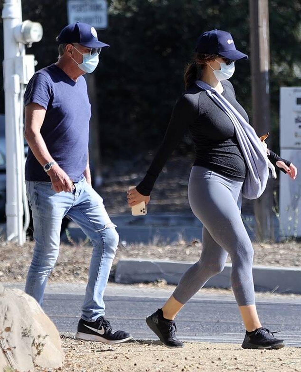Katharine McPhee sinh con cho chồng hơn 35 tuổi - 4 Katharine McPhee sinh con cho chồng hơn 35 tuổi - 4