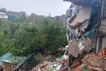 Gần 50 người phải di dời khẩn cấp vì sạt lở nghiêm trọng ở Quảng Trị