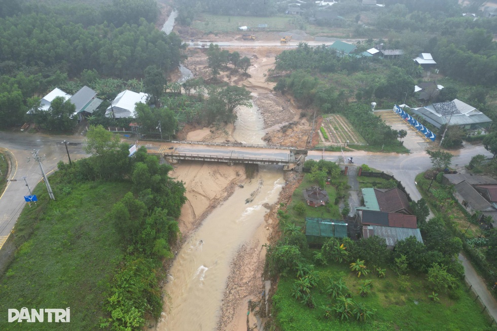 Lũ quét như “sóng thần” cuốn phăng nhiều ngôi nhà dưới chân Bạch Mã - 5 Lũ quét như “sóng thần” cuốn phăng nhiều ngôi nhà dưới chân Bạch Mã - 5