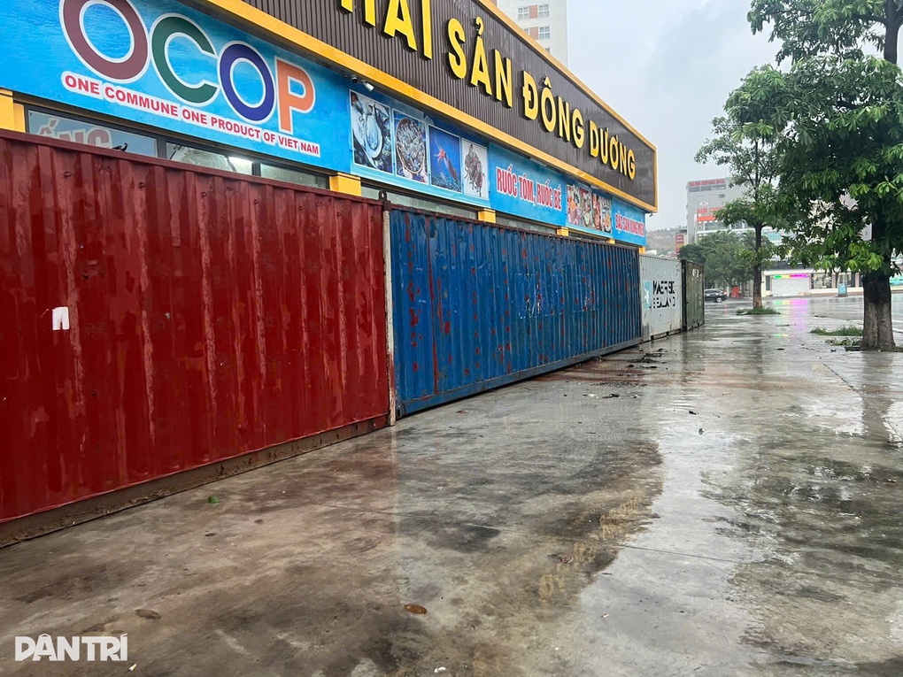 Giấu xe sang vào container, quấn chăn cho ô tô, xếp lốp lên mái chống bão - 1 Giấu xe sang vào container, quấn chăn cho ô tô, xếp lốp lên mái chống bão - 1