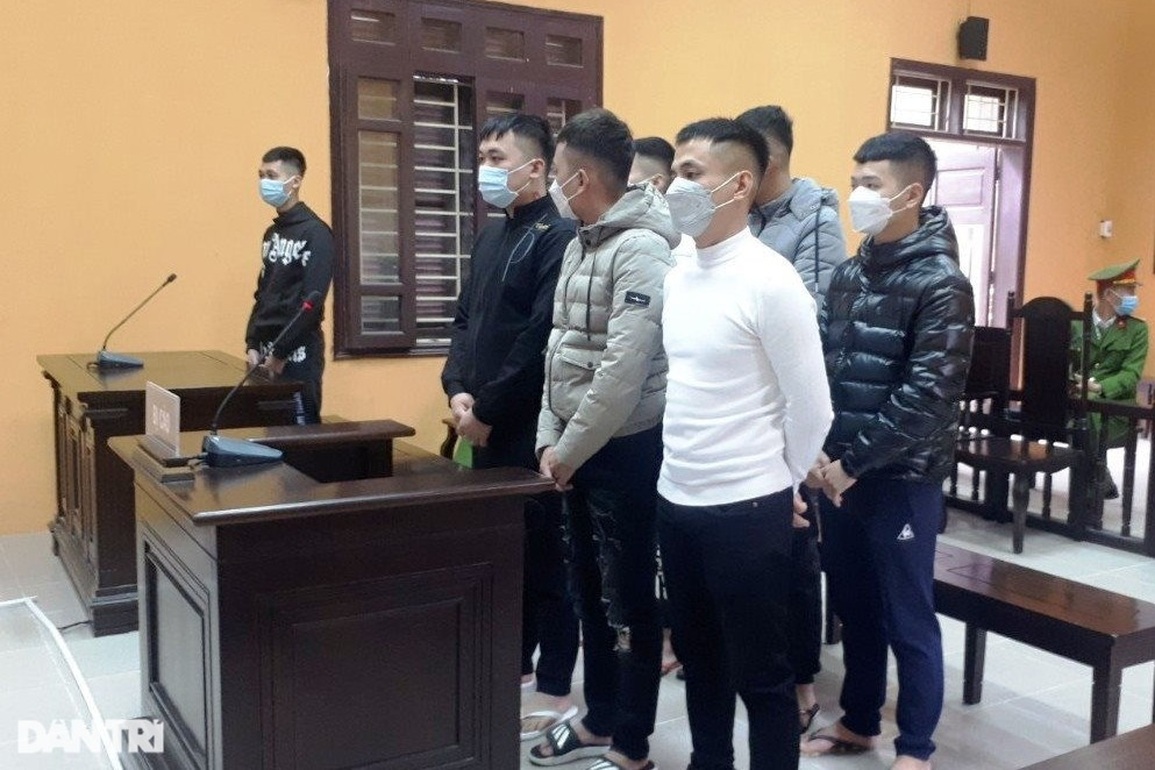 Ném chất bẩn, đặt vòng hoa trước nhà người thân con nợ - 1 Ném chất bẩn, đặt vòng hoa trước nhà người thân con nợ - 1