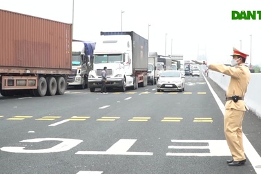 Hàng trăm phương tiện xếp hàng trên cao tốc, chờ khai báo y tế ở Quảng Ninh