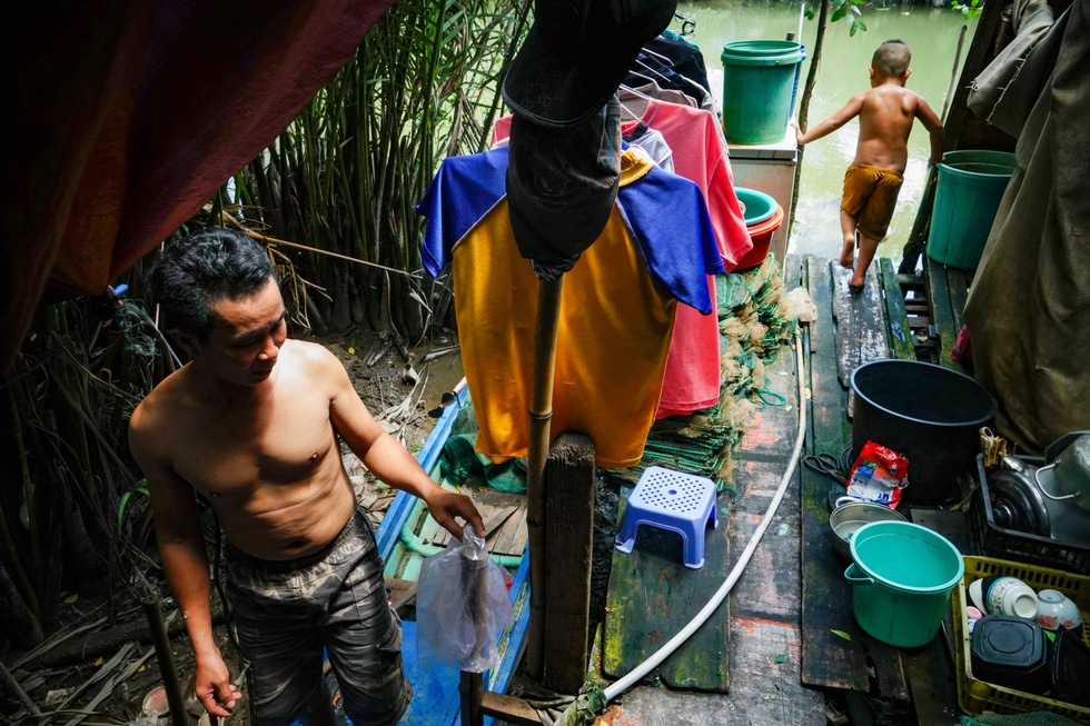 Người Sài Gòn bất đắc dĩ sống mòn dưới gầm cầu - 11 Người Sài Gòn bất đắc dĩ sống mòn dưới gầm cầu - 11