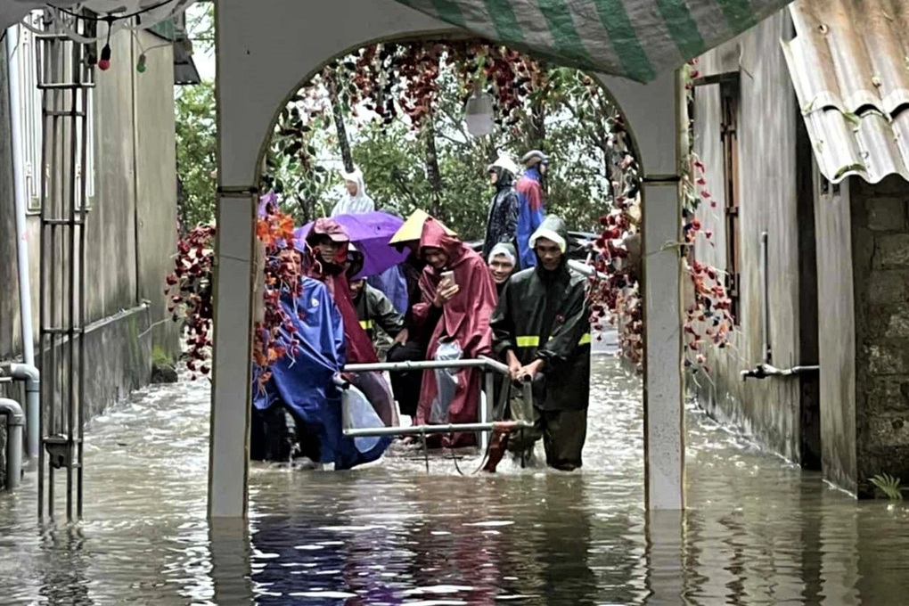 Mưa lớn gây ngập đường, gia chủ dùng xe kéo chở khách vào ăn cỗ cưới - 1 Mưa lớn gây ngập đường, gia chủ dùng xe kéo chở khách vào ăn cỗ cưới - 1