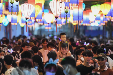 Hà Nội: Biển người chen chân trên phố vui đón Tết Trung thu